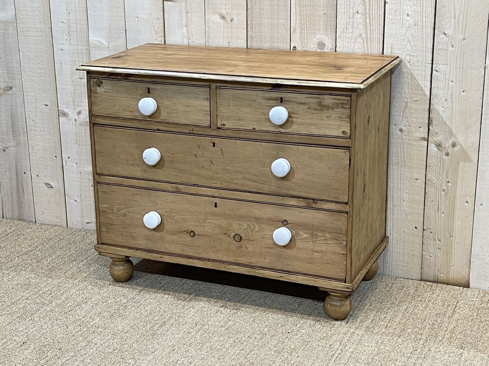 English dresser XIXth fir with its white porcelain buttons