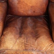 Fauteuil à oreilles en cuir de vache confortable dans le style anglais