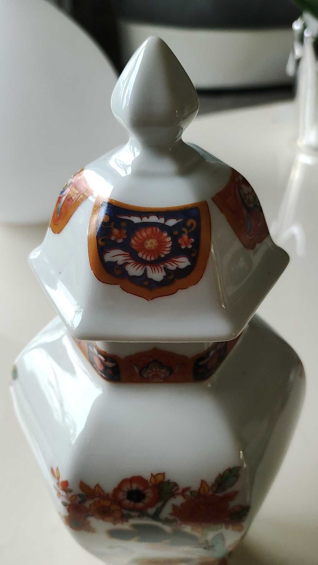 Decorative hexagonal potiche in fine Chinese porcelain, stamped and signed "Red Lions"