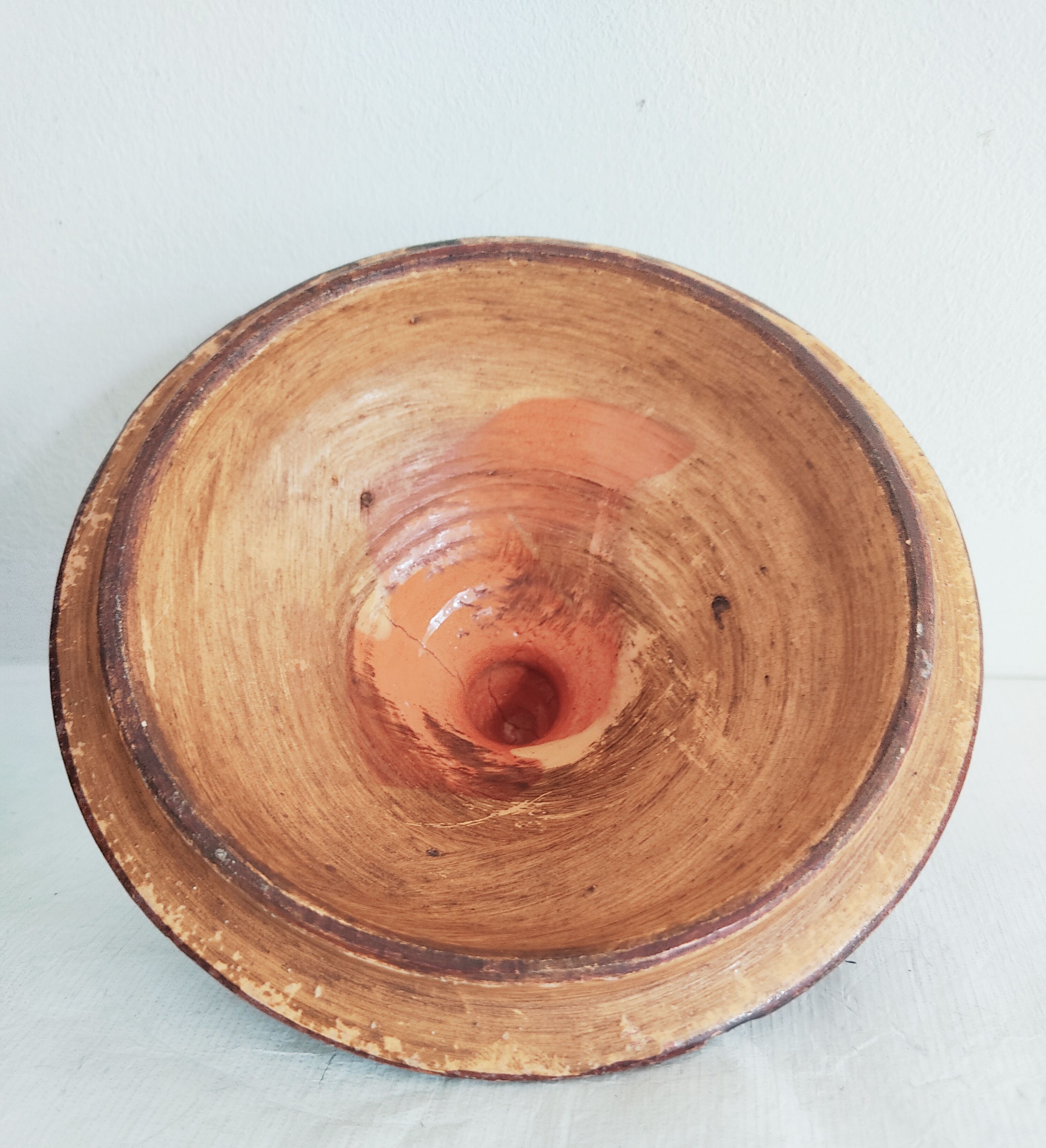 Vintage covered pot with boat décor