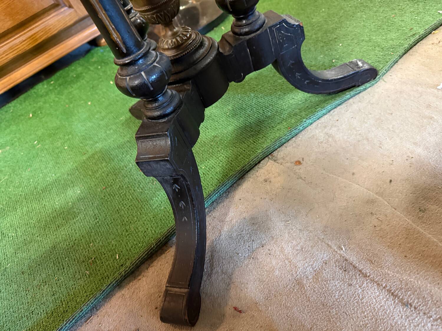 Pedestal table in blackened and fruit wood