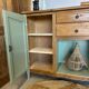 Buffet vintage en bois et vert sauge