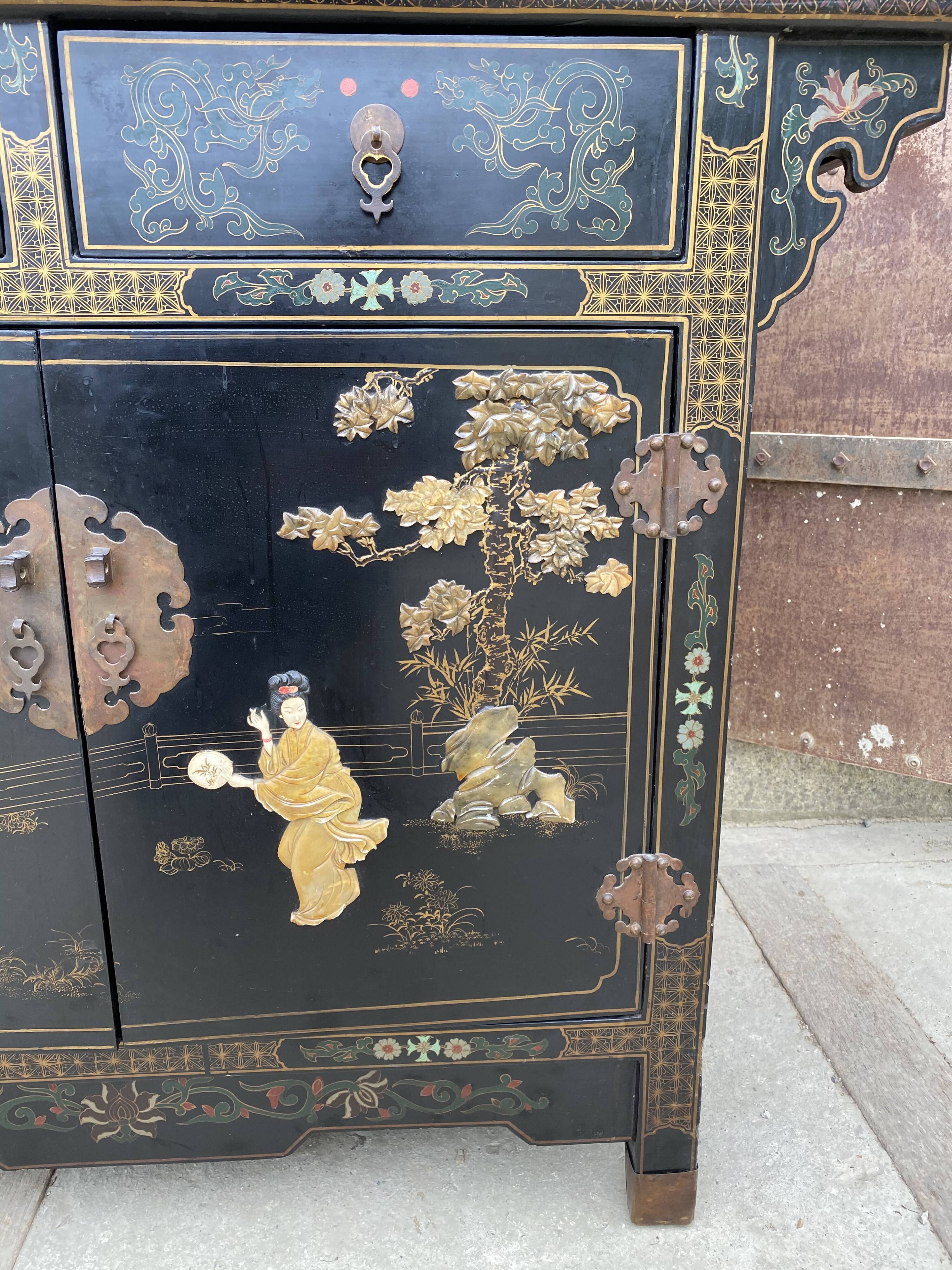 Chinese furniture console 1960 lase wood