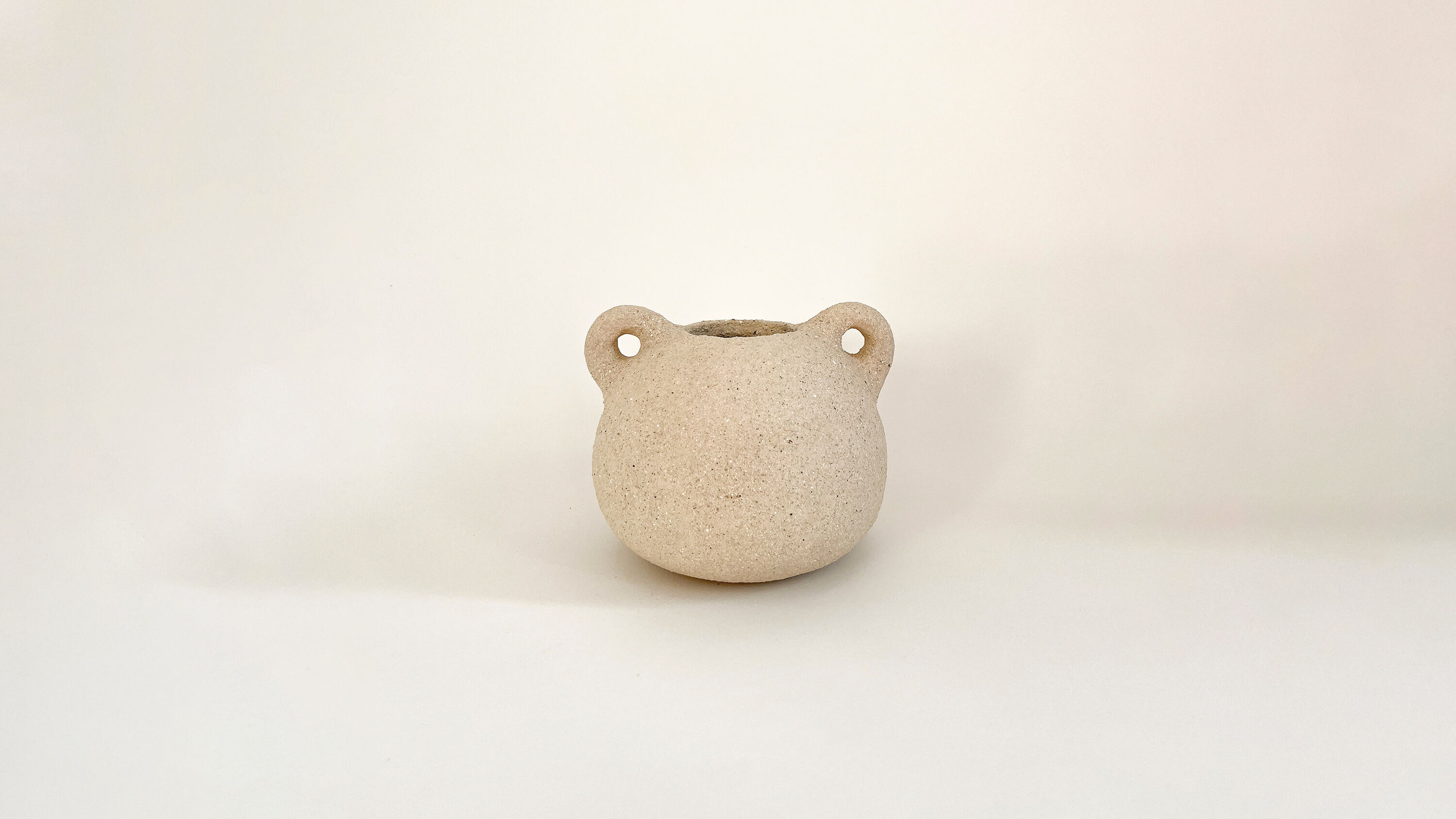 “Bouboulita” vase in beige stoneware