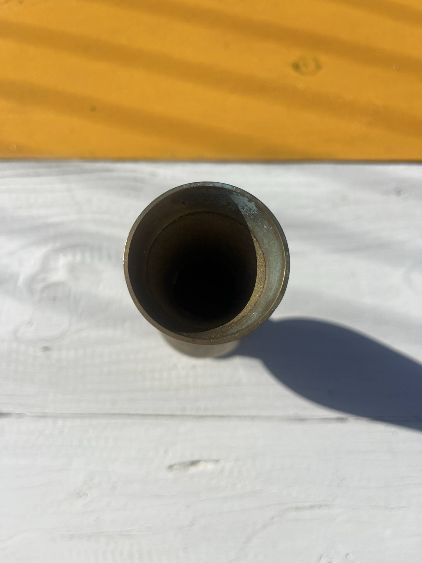 Vase soliflore vintage en laiton gravé