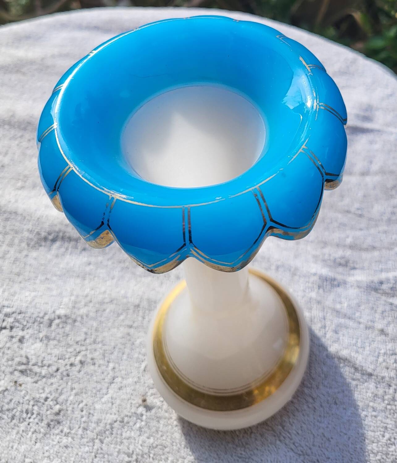 Vase in soapy opaline and flag blue corolla