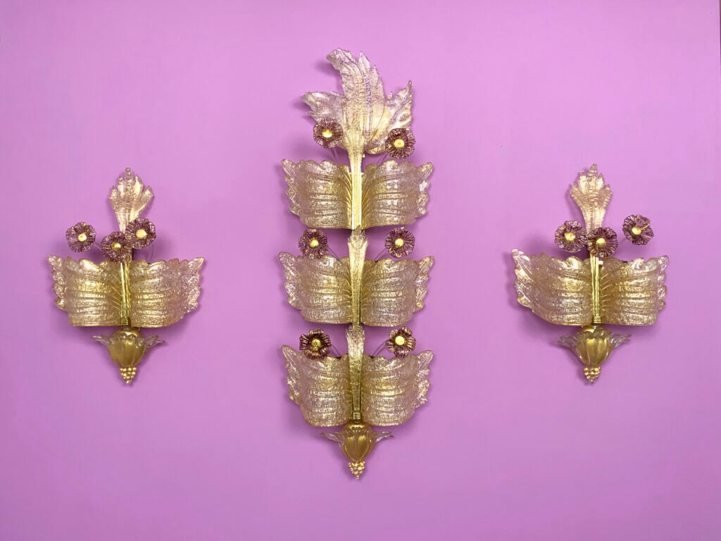 Trio / Ensemble de 3 appliques "Grand Hotel" par Barovier & Toso, Murano, Italie, années 1950. Verre vénitien avec de la poussière d'or et des fleurs en verre violet.