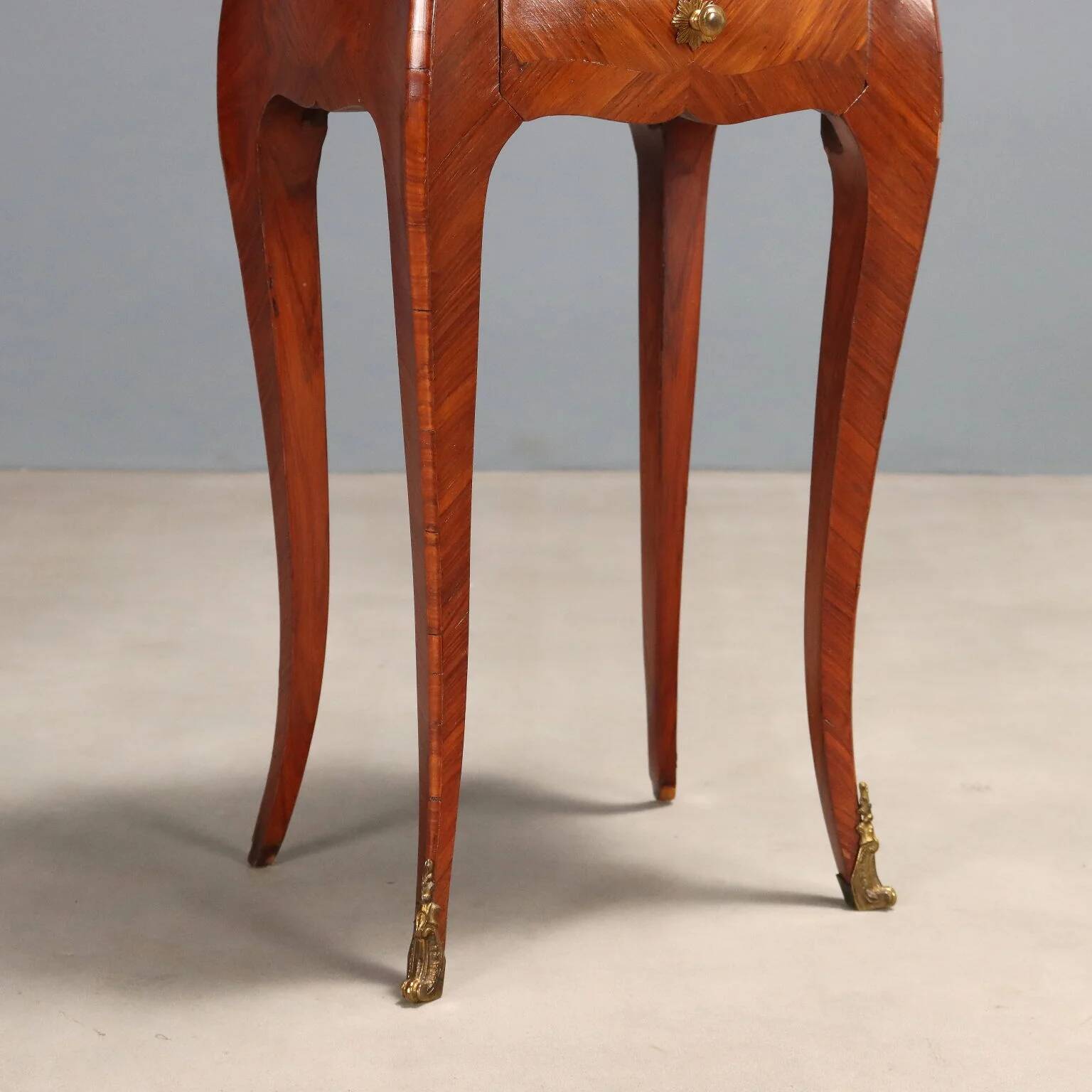 Table de chevet ancienne Louis XV en chêne plaqué bois de rose, XIXe siècle