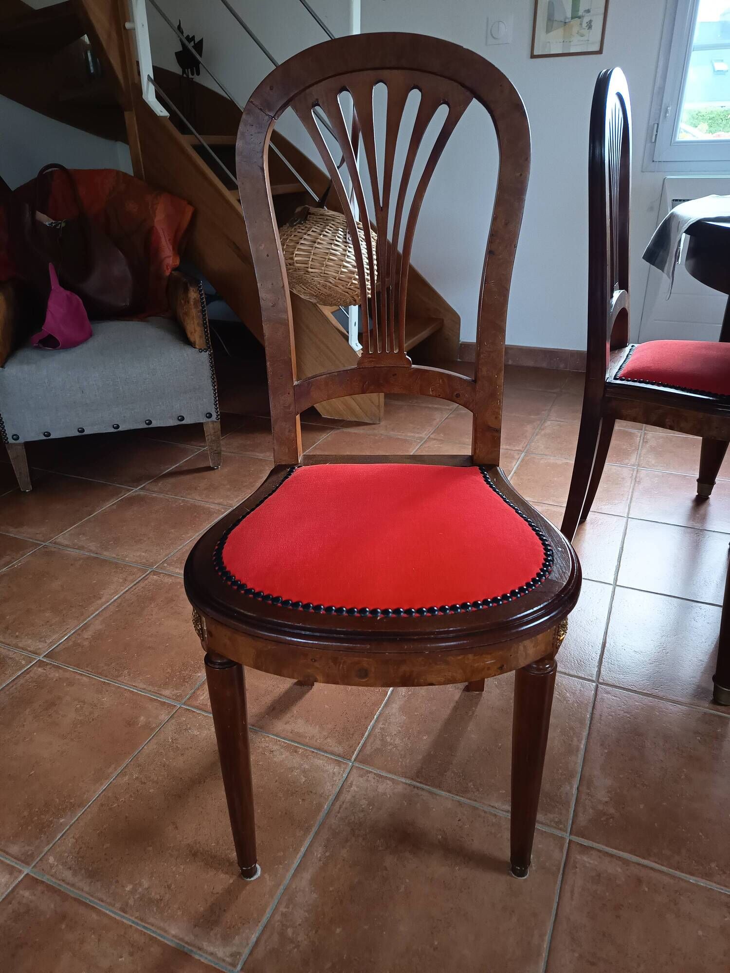 Vends 6chaises faisant partie d'une salle à manger complète en loupe d'orme
