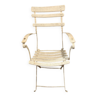 Fauteuil blanc à lattes de bois et structure en métal