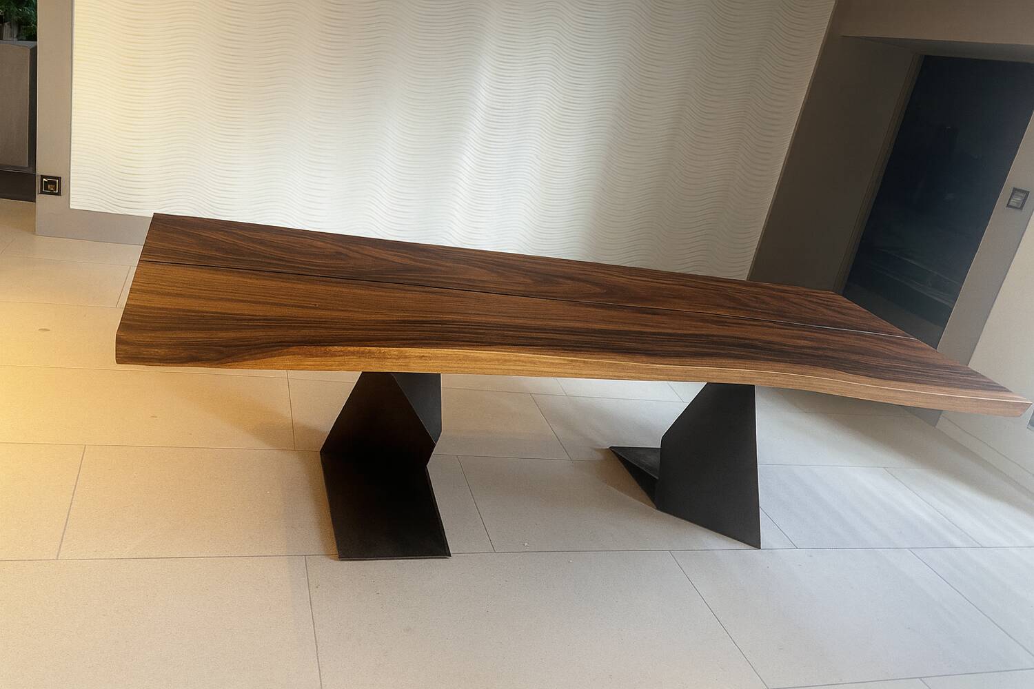 Natural wood table ter