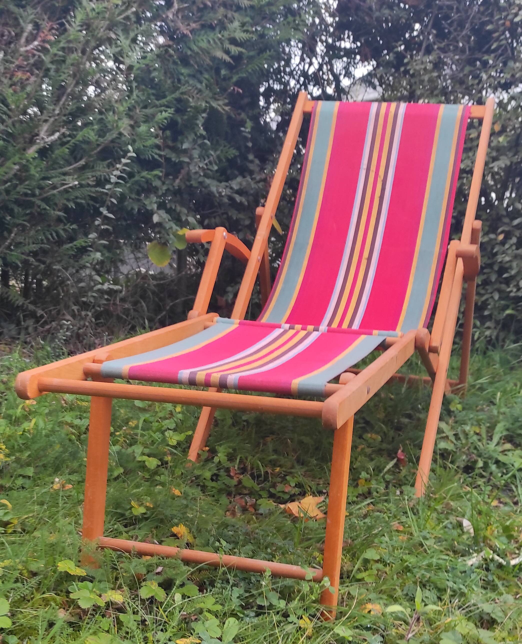Vintage deck chair in wood and striped fabric - mid-20th century