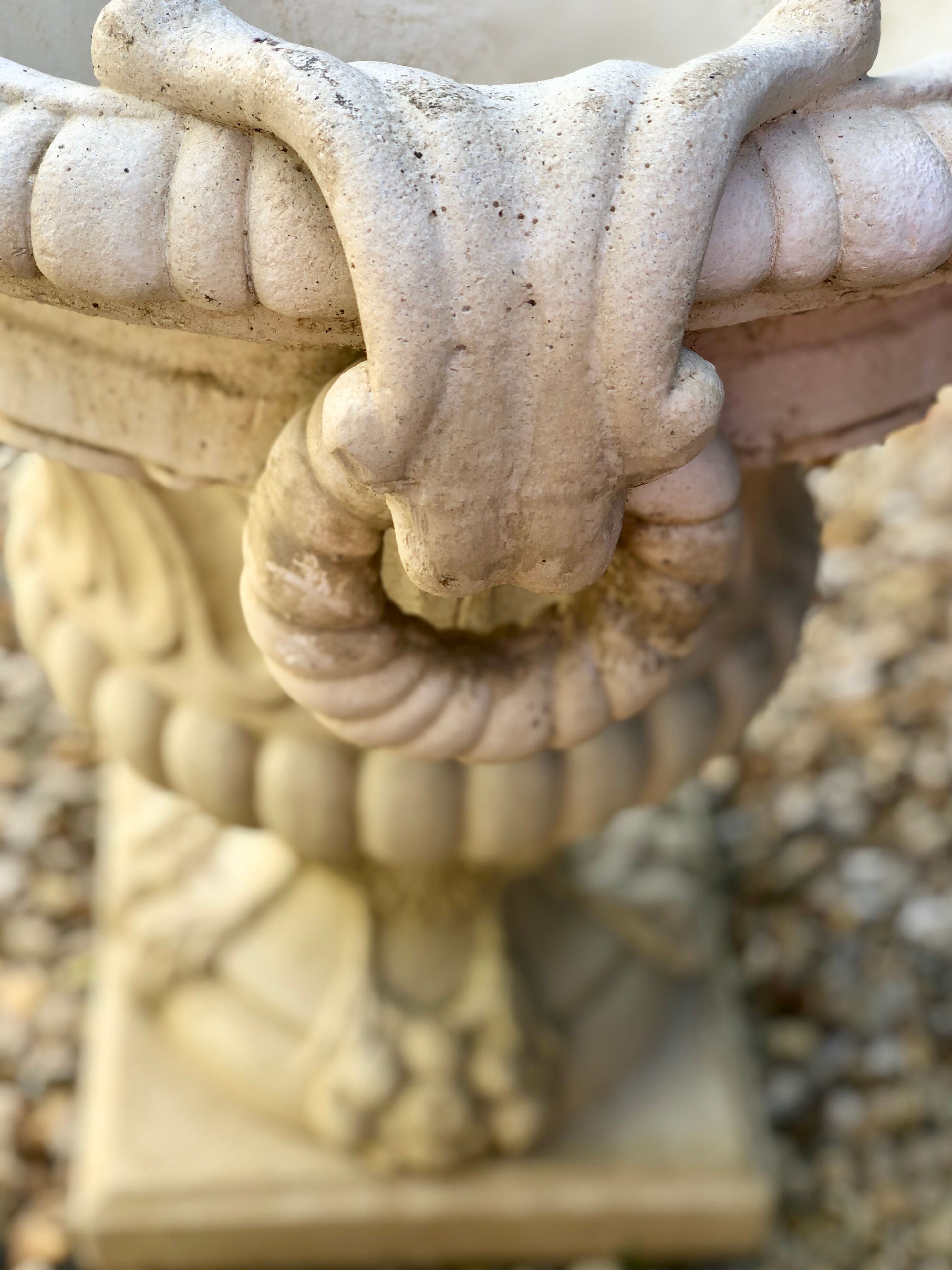 Jarre reconstituted head decorations, rings on handles