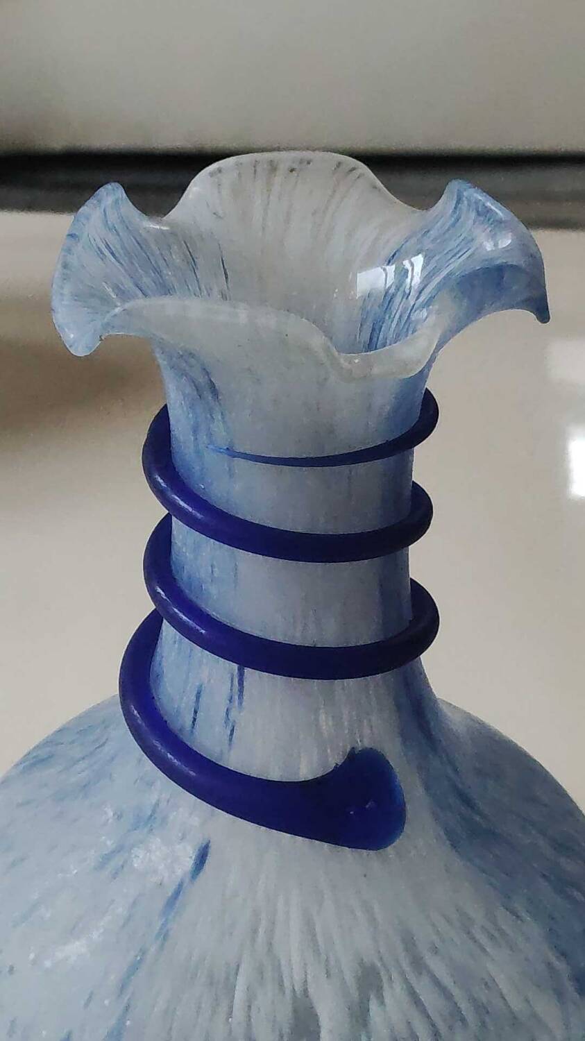 Ball-shaped floral vase, Corolle neck. Arte Murano/Kristall Mery. Blue/white speckled. Dim 23 x 15 cm