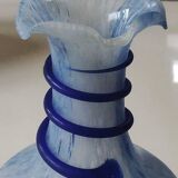 Ball-shaped floral vase, Corolle neck. Arte Murano/Kristall Mery. Blue/white speckled. Dim 23 x 15 cm