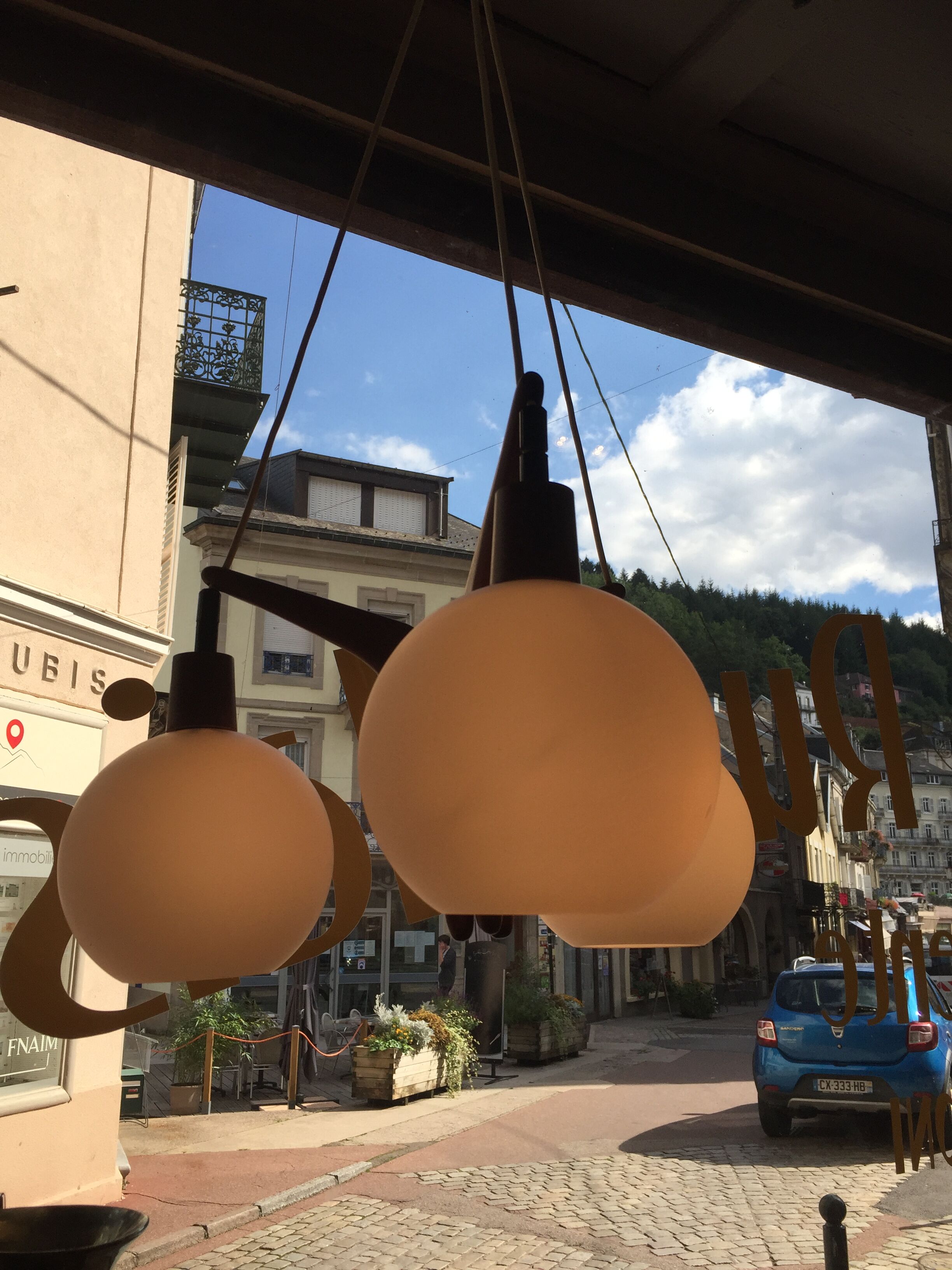 Lustre boomerang scandinave en teck  3 globes en opaline