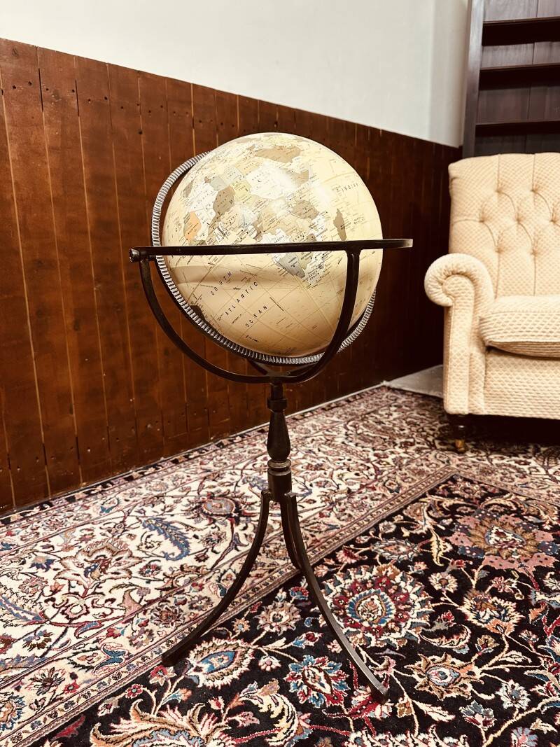 Globe sur pied