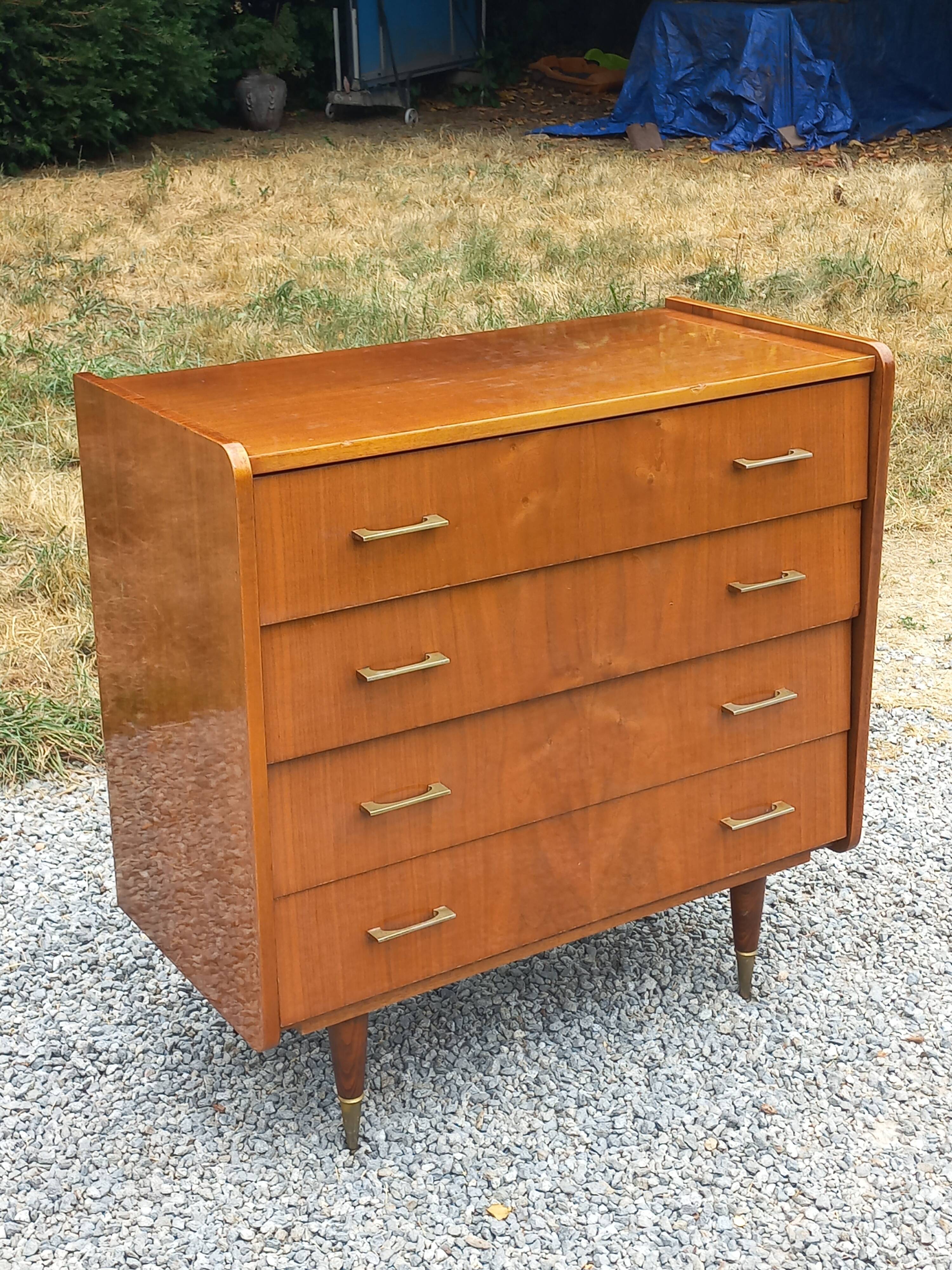 Vintage walnut varnished chest of drawers with 4 drawers from the 1960s.