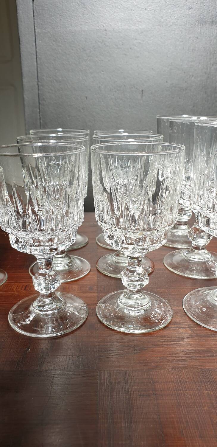 18 stemmed glasses