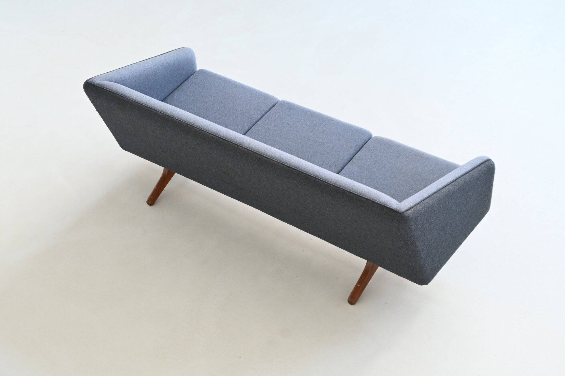 Canapé trois places Illum Wikkelso modèle ML-90 Laursen Danemark 1960