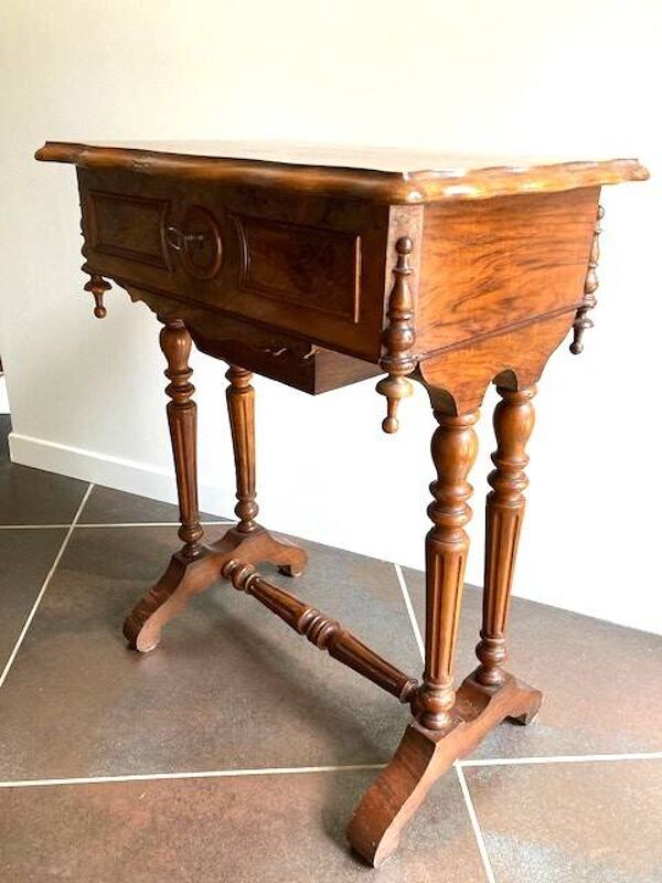 Table d'appoint, travailleuse en noyer d'époque Louis Philippe milieu XIXème