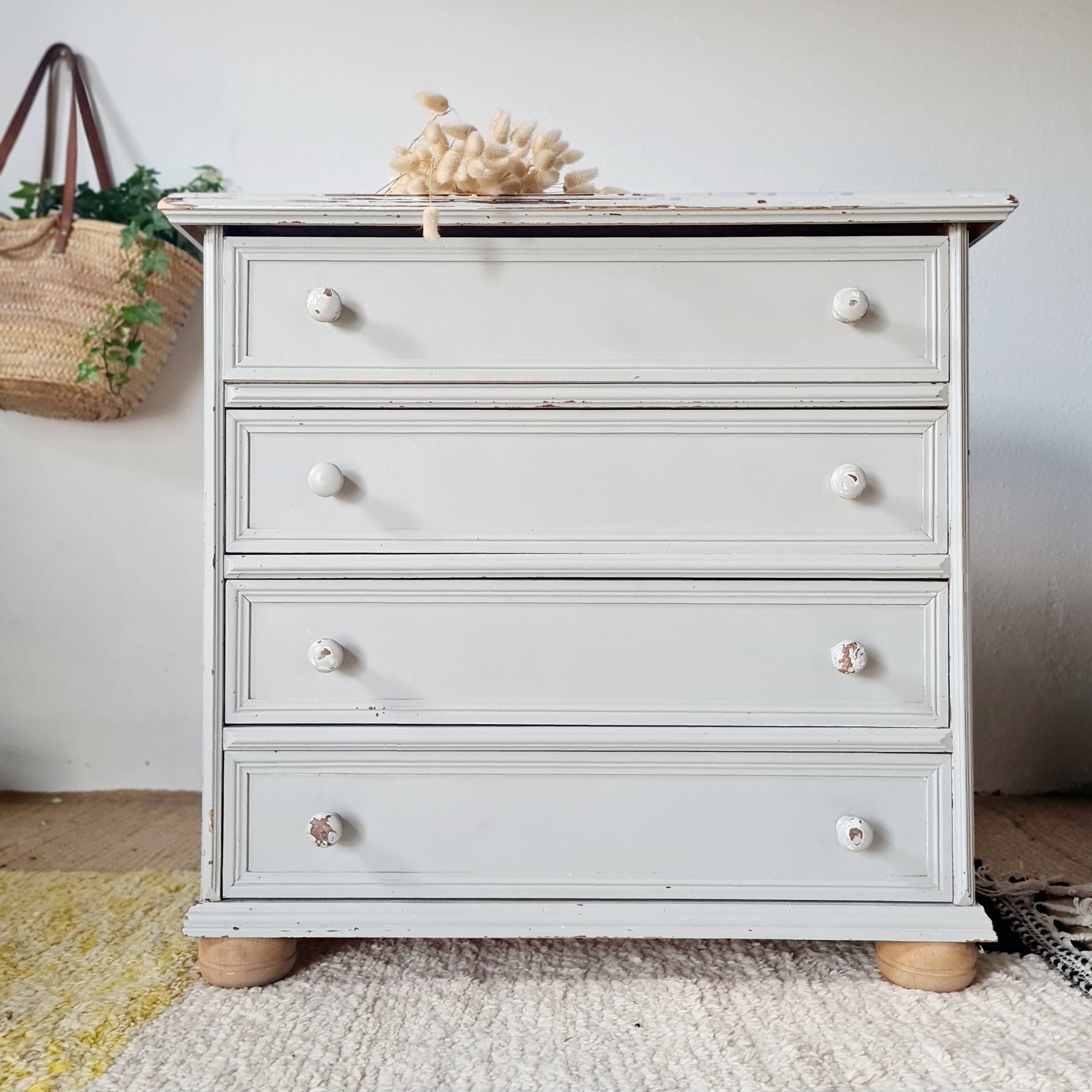Commode ancienne à 4 tiroirs en bois peint gris perle patiné et pieds boules