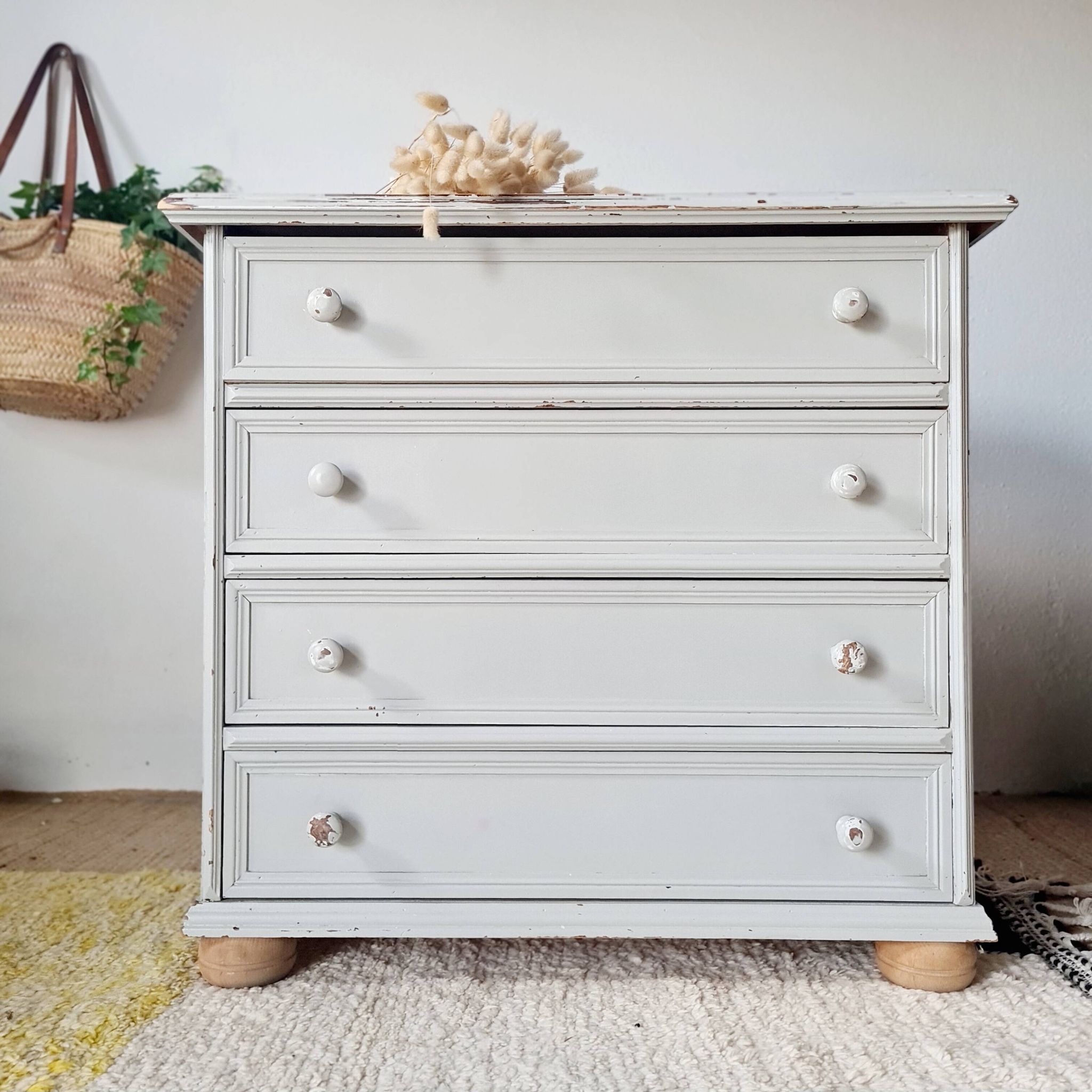 Antique chest of drawers with 4 drawers – Patinated pearl grey & ball feet