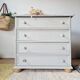 Commode ancienne à 4 tiroirs en bois peint gris perle patiné et pieds boules