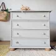 Antique chest of drawers with 4 drawers – Patinated pearl grey & ball feet