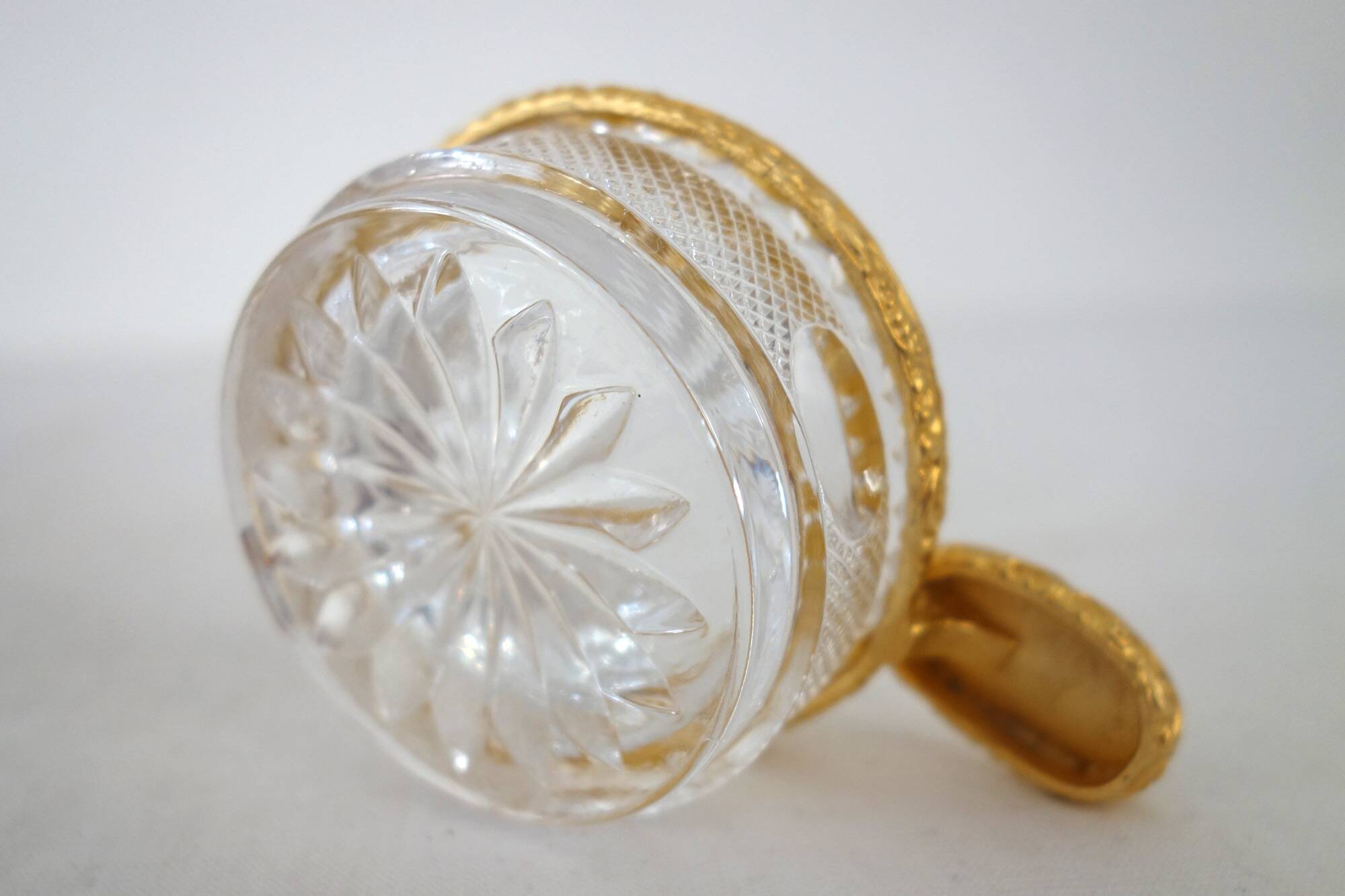 Small glass and gilt bronze ashtray Fleurs de lys