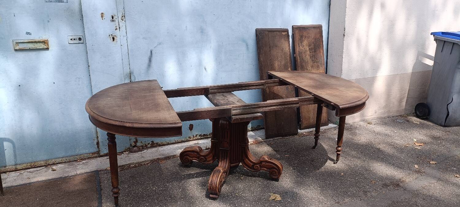 19th century round walnut dining table
