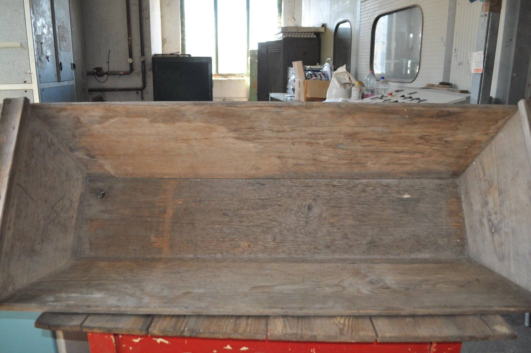 Trancheuse en bois massif marron début XXe siècle — longue auge rustique 1890-1919