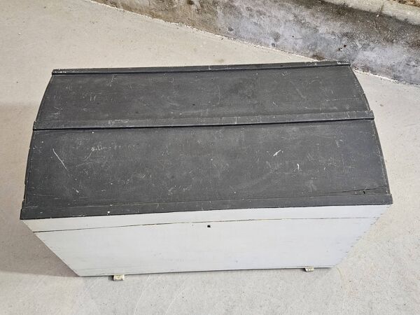 Grande malle bombée en bois