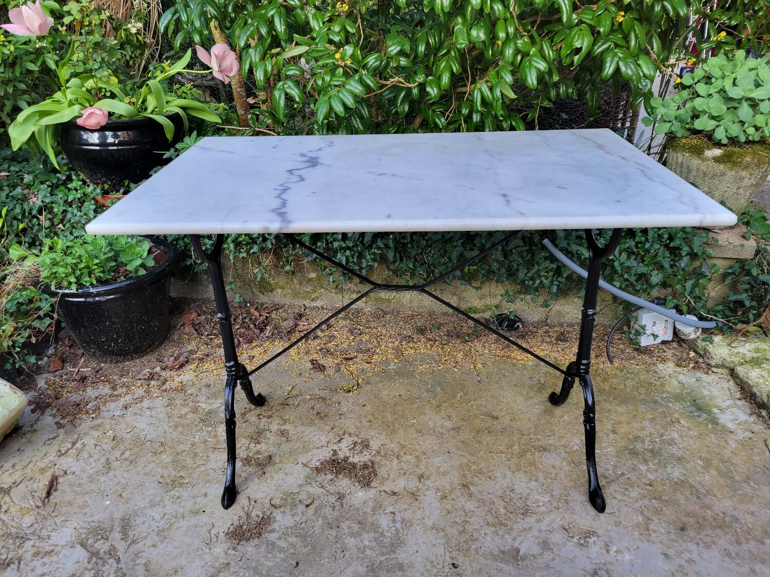 Bistro table in Carrara marble and cast iron circa 1900