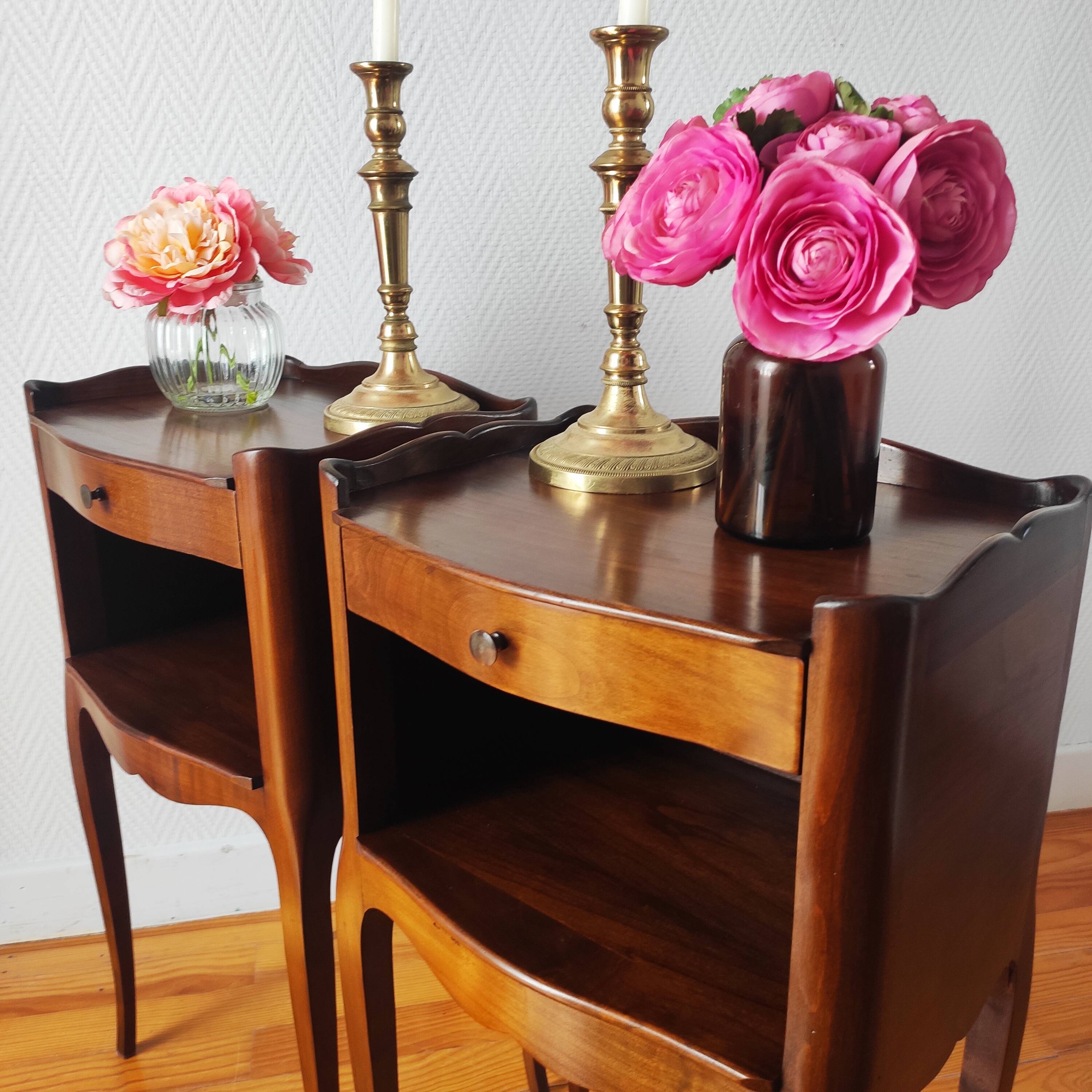 Paire de tables de chevet style Louis XV