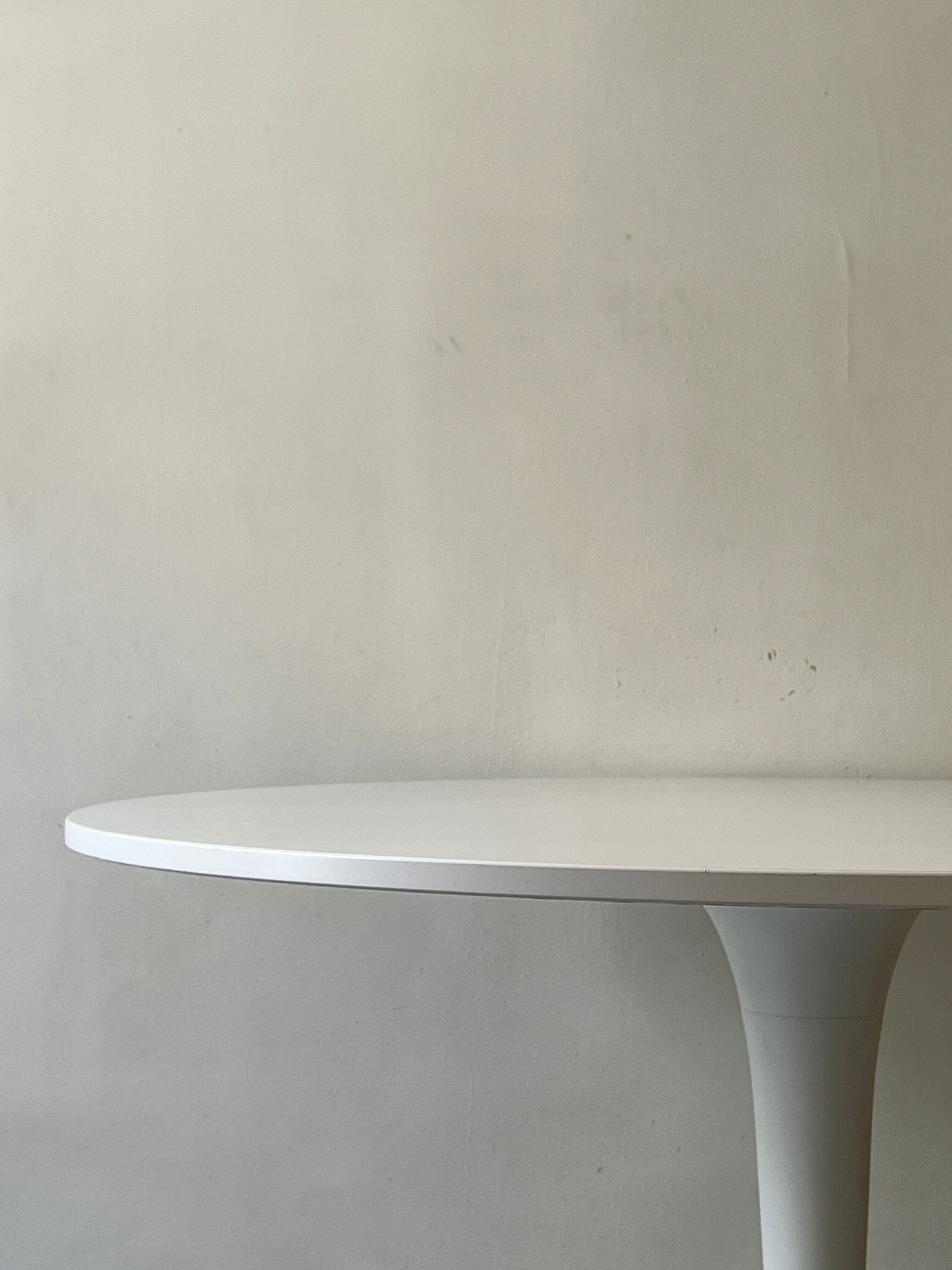 White tulip design round dining table
