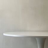 White tulip design round dining table