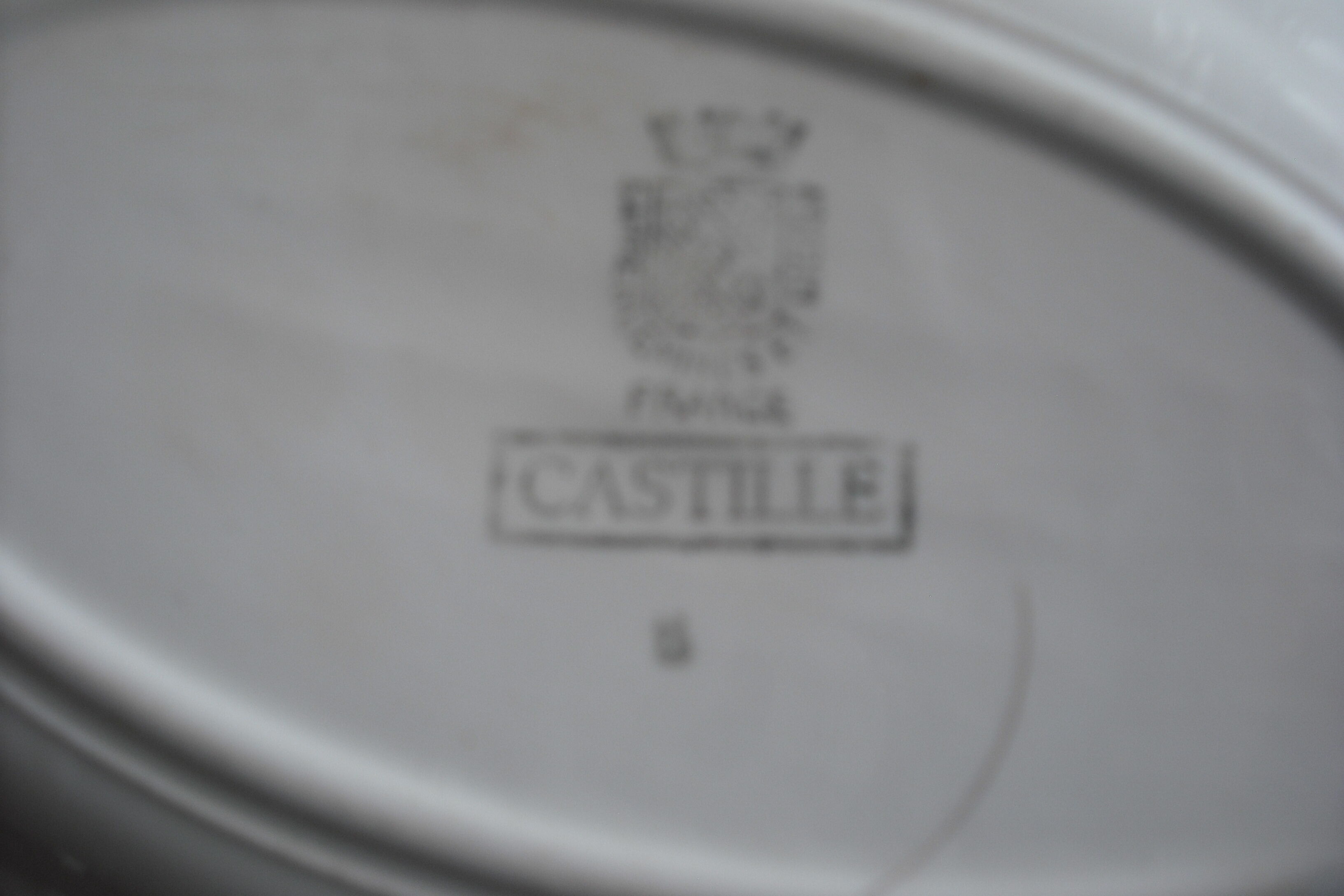 10 deep plates and 1 sink