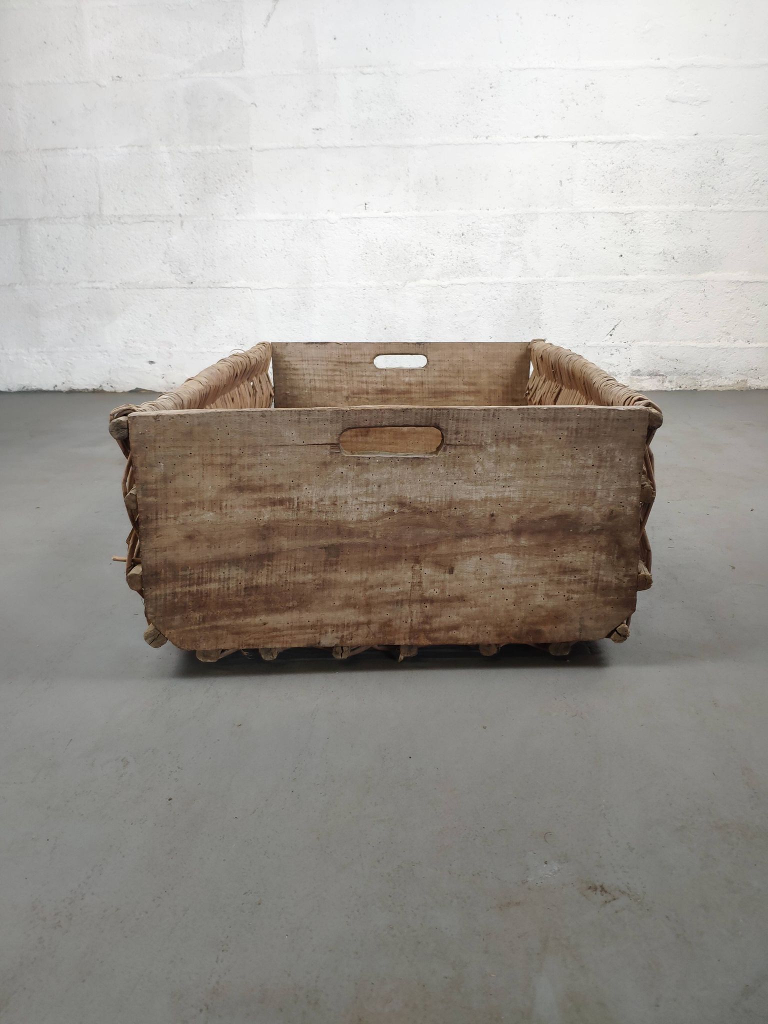 Lot de 2 anciens grands paniers à bûches bois et osier