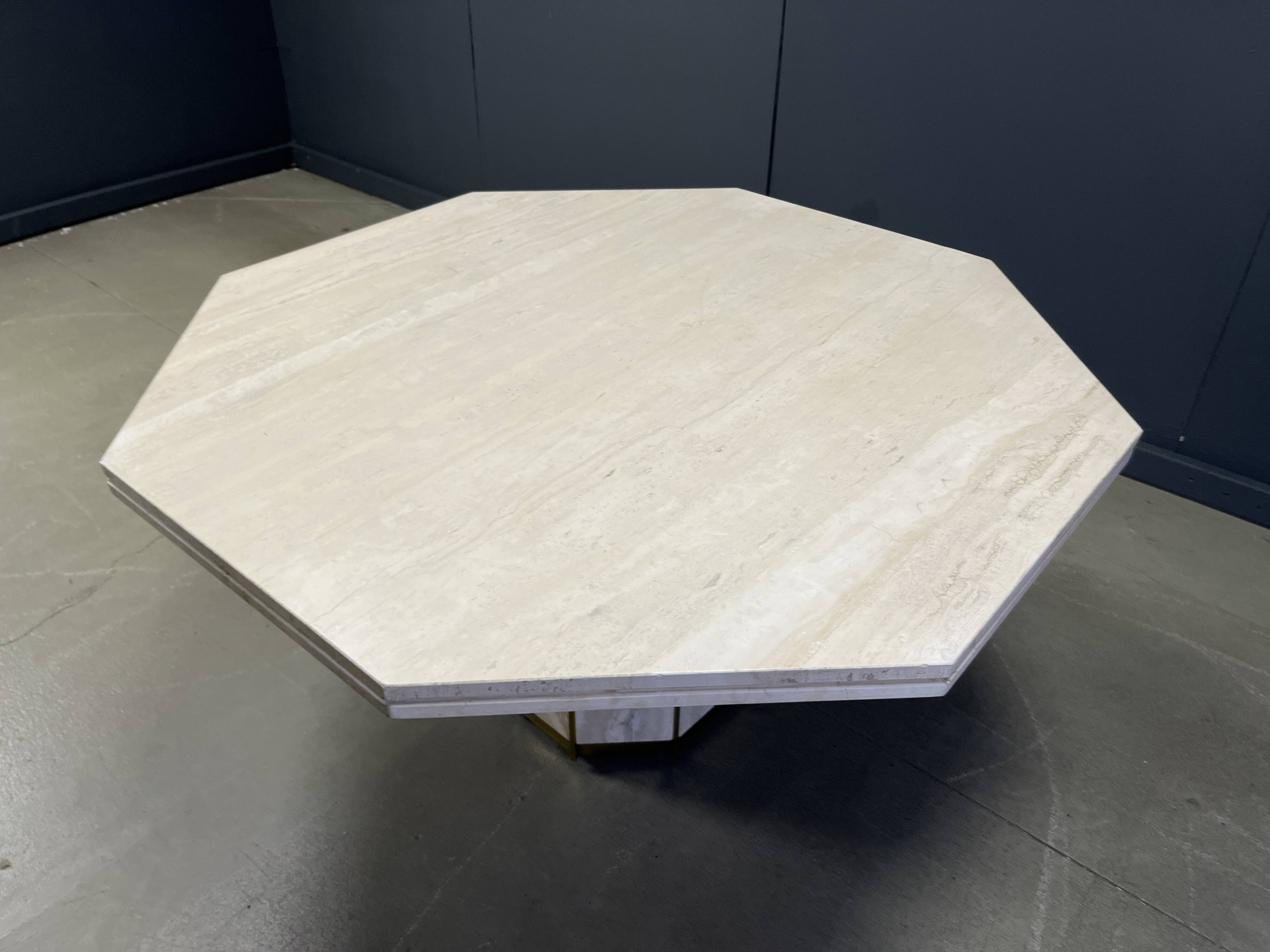 Table à manger octogonale italienne en travertin et laiton des années 1970