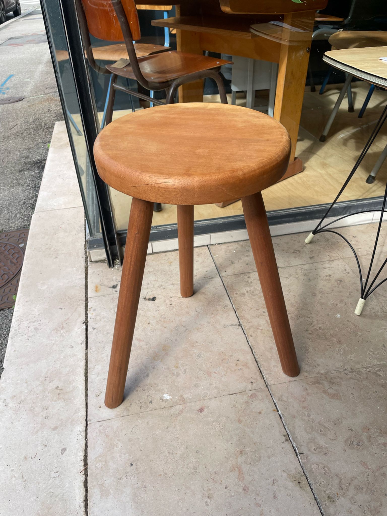 Tabouret moderniste t
