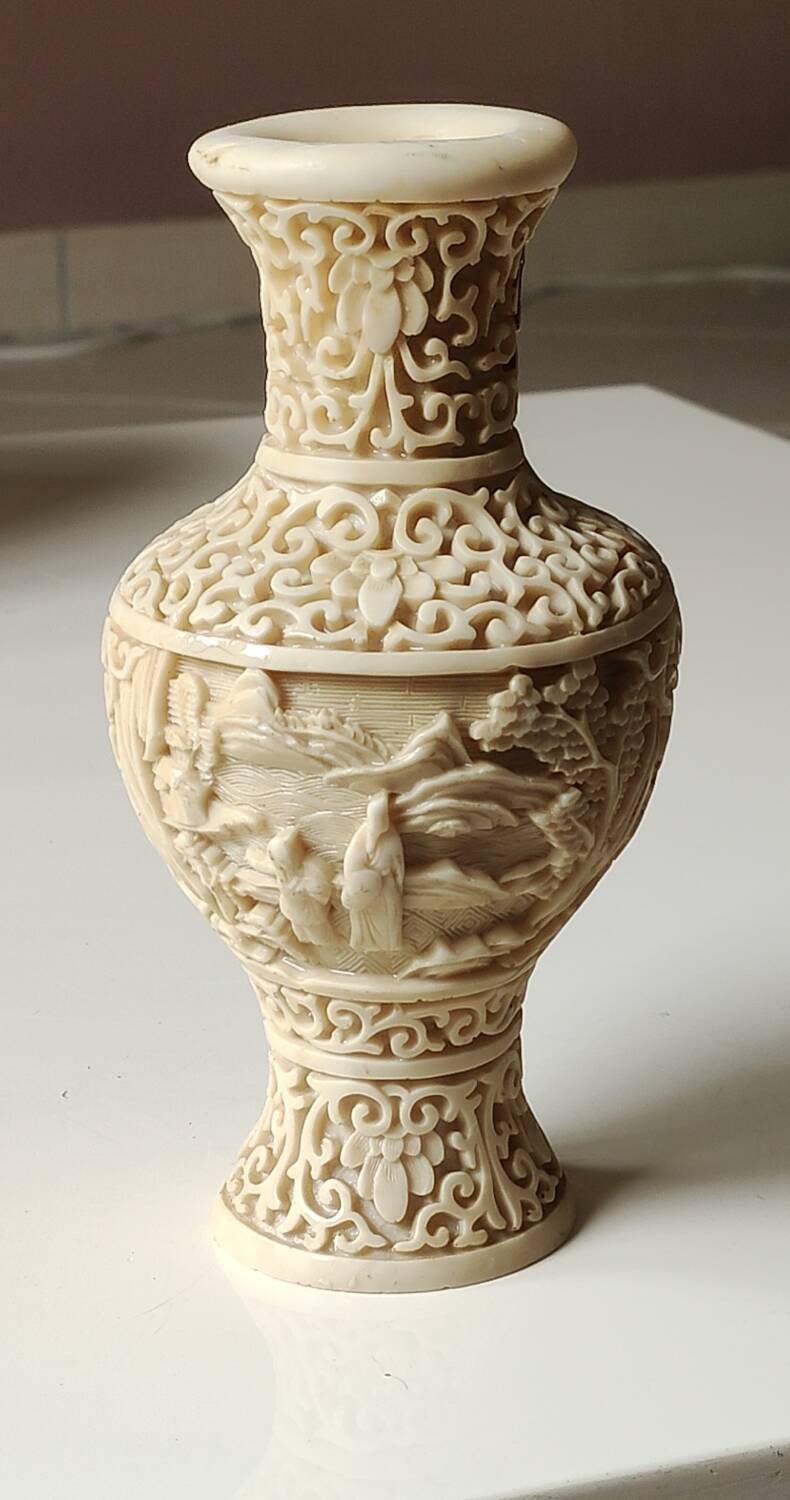 Chinese Baluster Vase. In beige cinnabar lacquer. Dimensions: 17 x 9 cm
