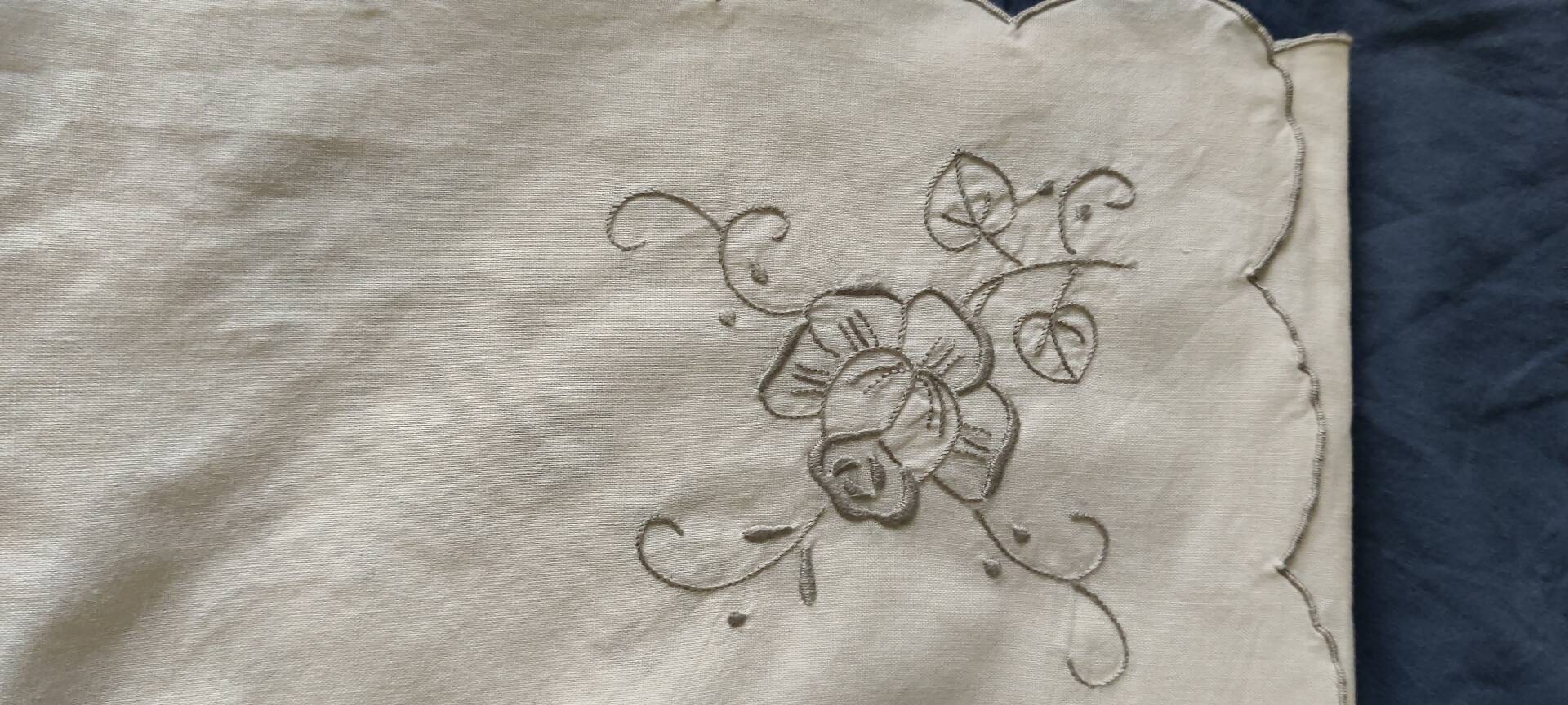 Embroidered tablecloth and its 4 napkins