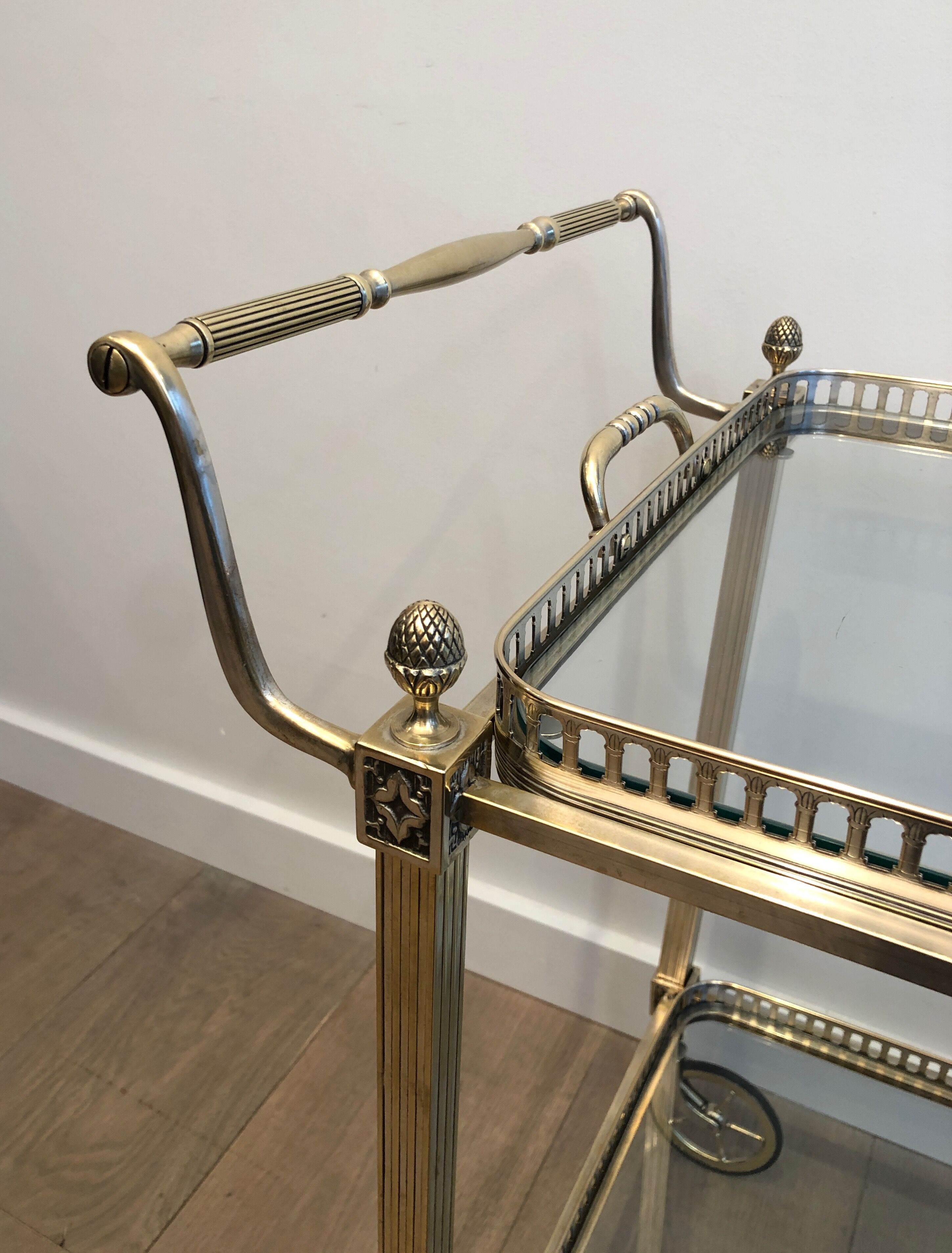 Table de style néo classique en métal argenté et doré et verre