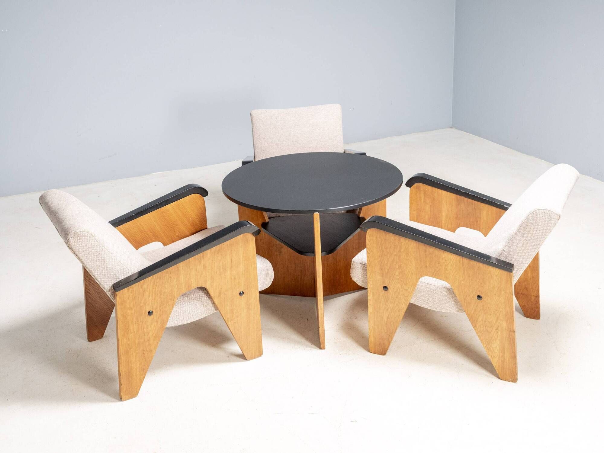 Ensemble de salon tchèque des années 50, fauteuils à cadre en A et table.