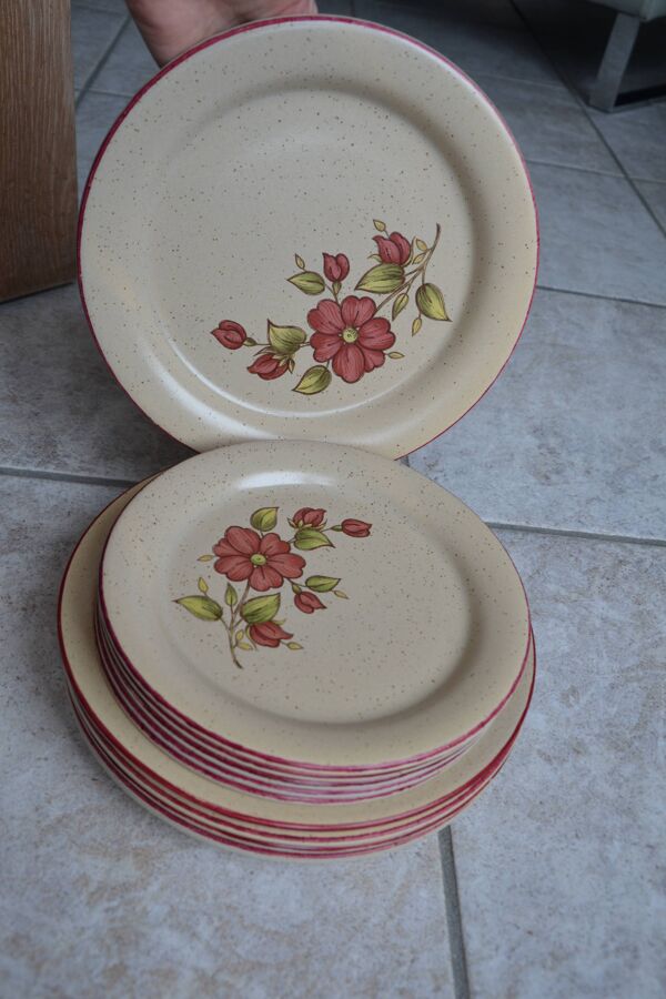 Ensemble d'assiettes en faïence rose Saint-Amand modèle Charme