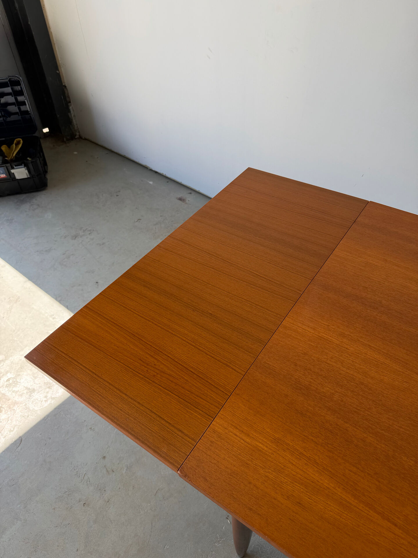 Rectangular extendable dining table with Scandinavian design in teak.