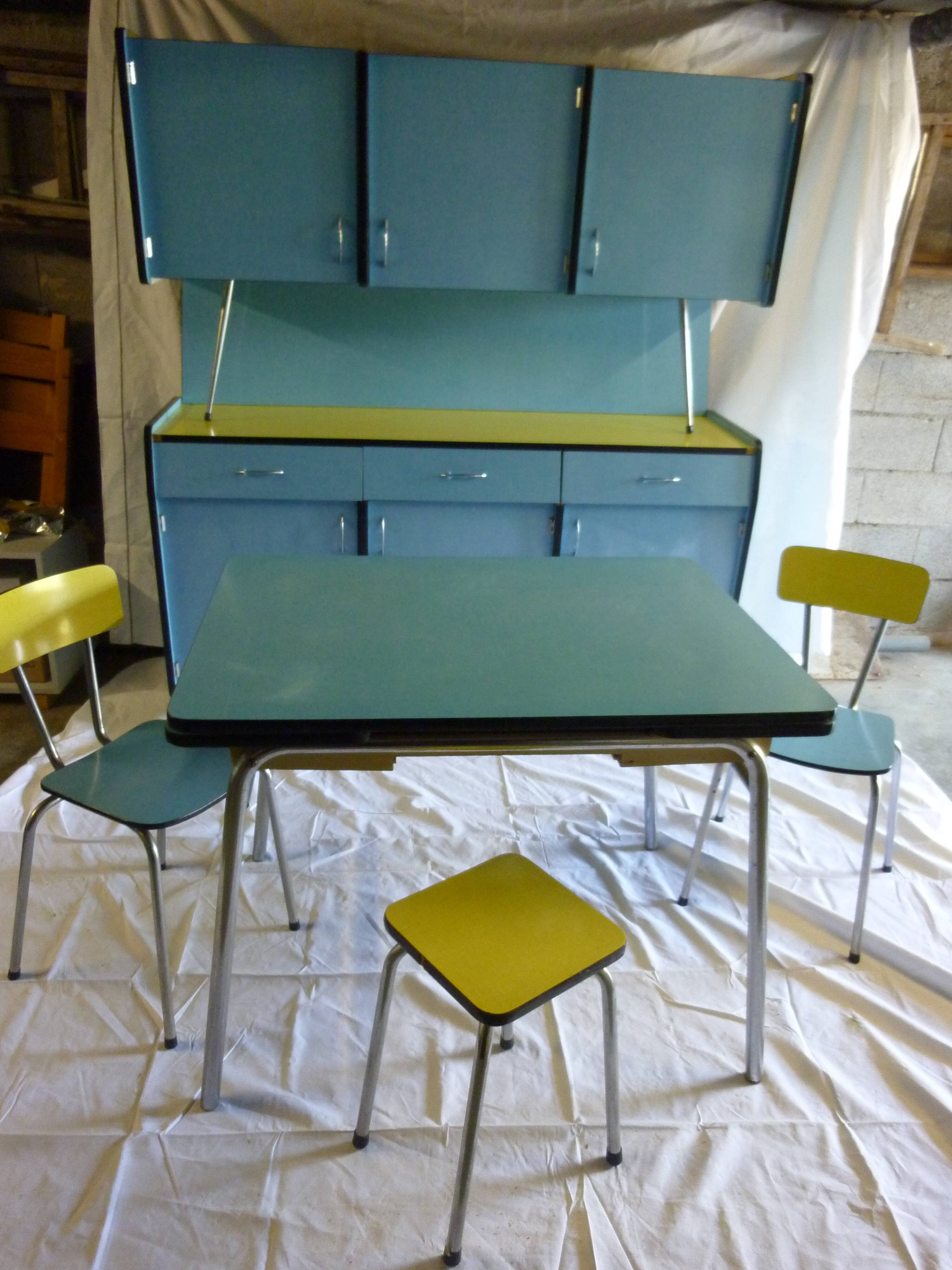 Buffet in blue and yellow formica