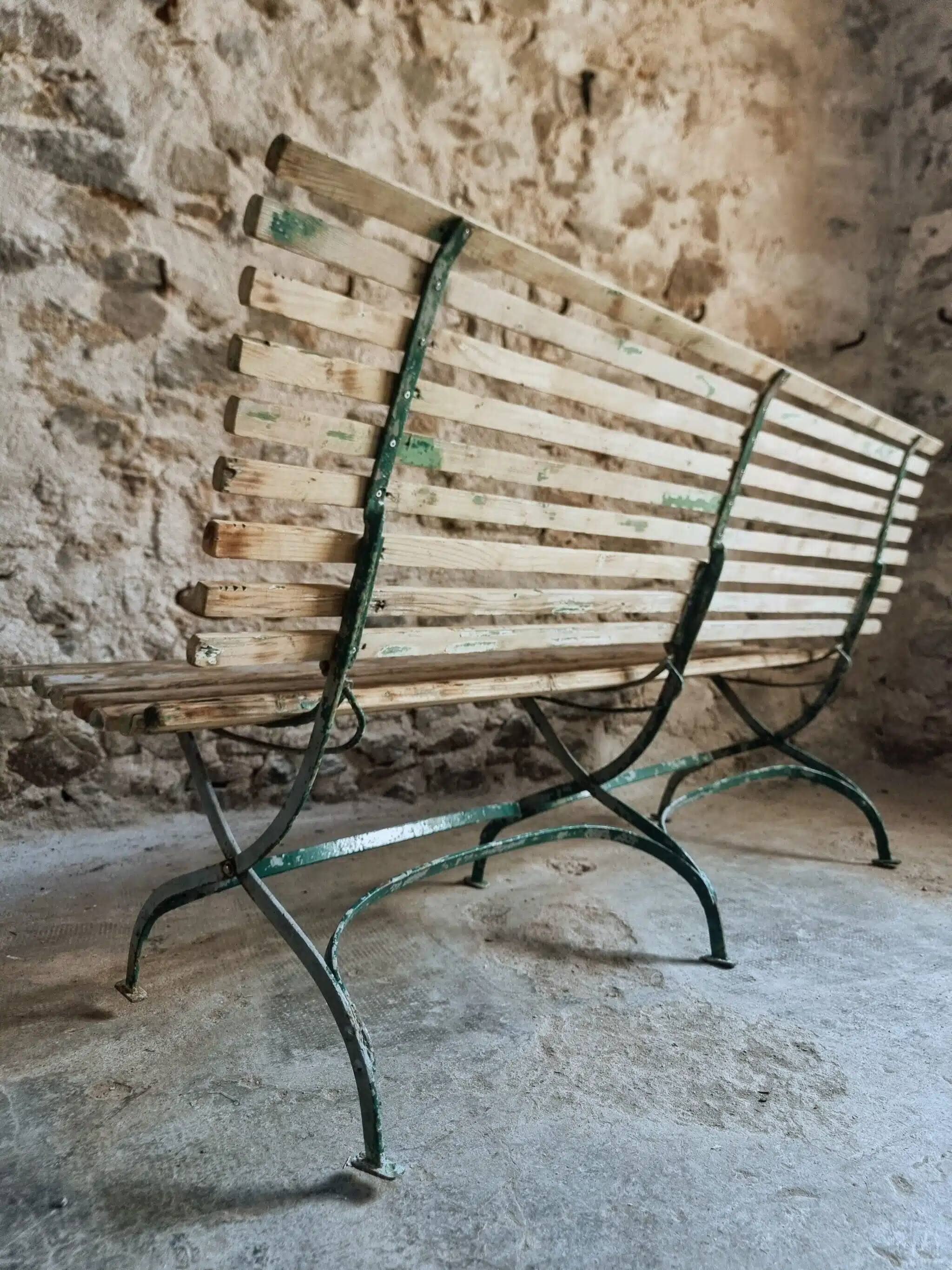 Banc de jardin pliant français ancien, pin et cadre en fer riveté