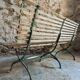 Banc de jardin pliant français ancien, pin et cadre en fer riveté